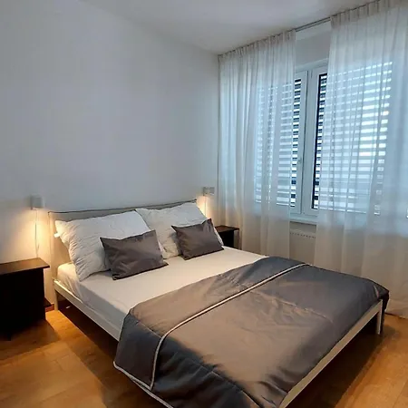Iman With Privat Garage Parking Free, 5 Minute Walk To The Center Apartment