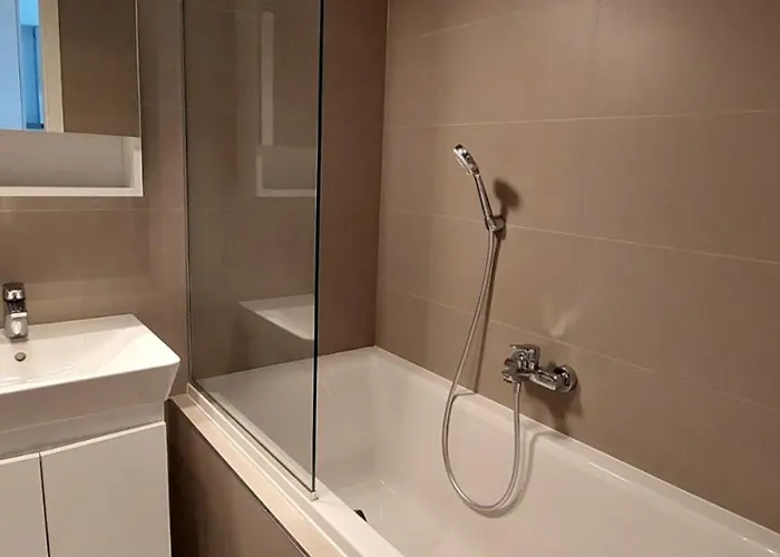 Iman With Privat Garage Parking Free, 5 Minute Walk To The Center